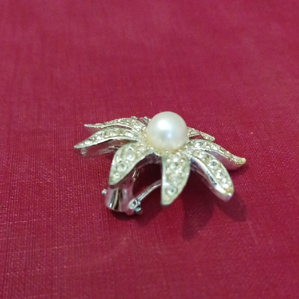 Elegant Silver and Pearl Flower Brooch - Picture 5 of 6
